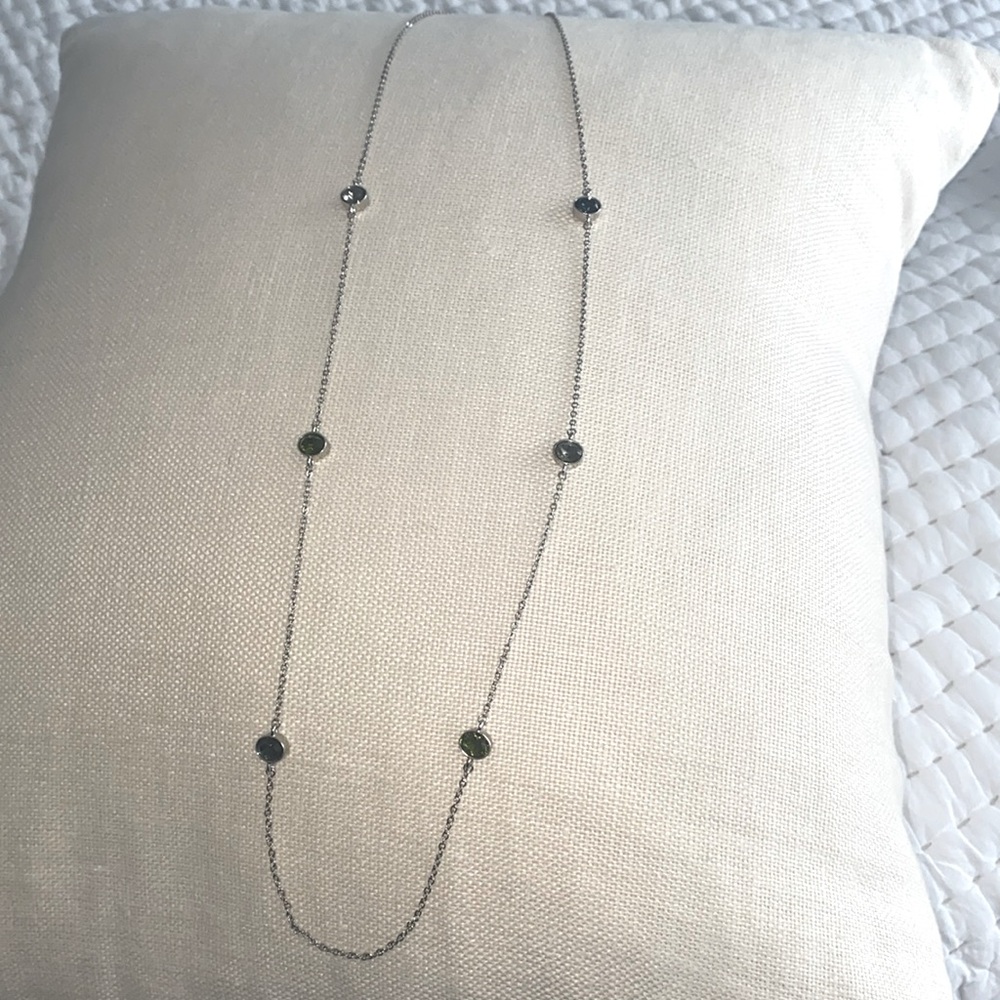 Chain necklace with alternating color stones